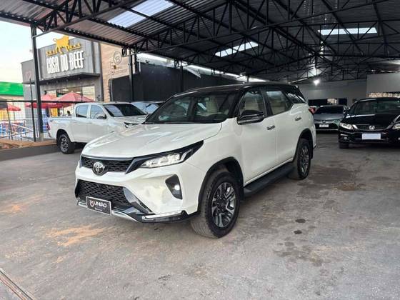 TOYOTA HILUX SW4 2.8 D-4D TURBO DIESEL DIAMOND 7L 4X4 AUTOMÁTICO